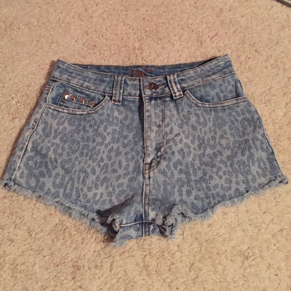 ✨NEW✨ High Waisted Cheetah Print Stud Shorts