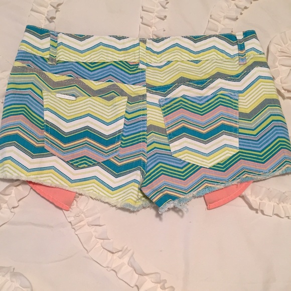 On Point Chevron Shorts - Picture 2 of 4