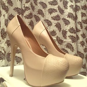 Aldo platform heel barely worn