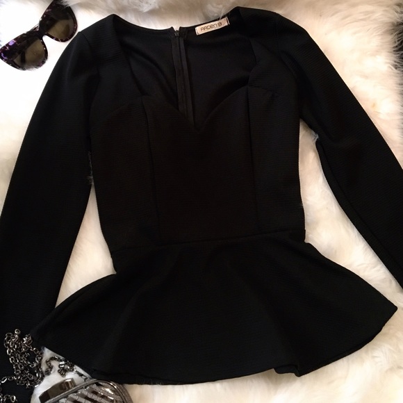 🕶Black long sleeve peplum top