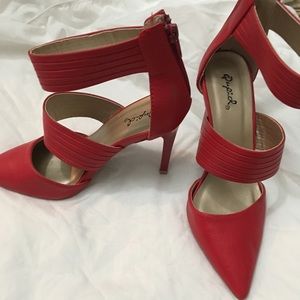 Red Qupid heels 7.5