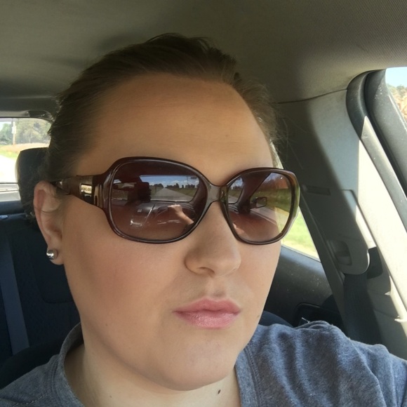 Meet your Posher, Hilary