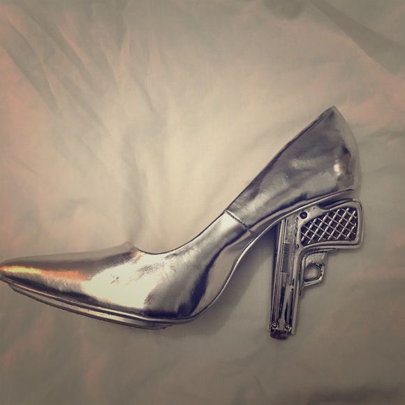 Silver gun heel shiekh