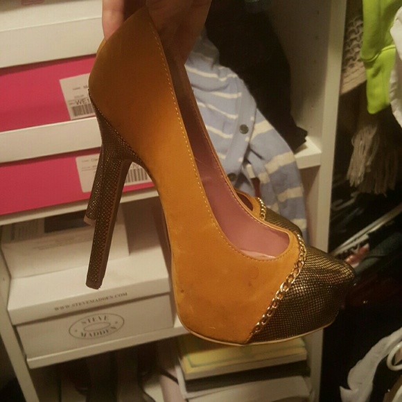 Mustard and Gold pumps