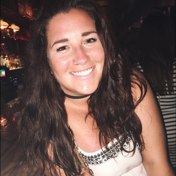 Meet the Posher! Meghan Lucy 🌻🌊🐚 - Picture 7 of 8