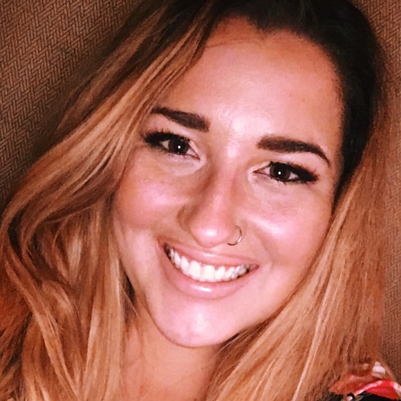 Meet the Posher! Meghan Lucy 🌻🌊🐚 - Picture 3 of 8