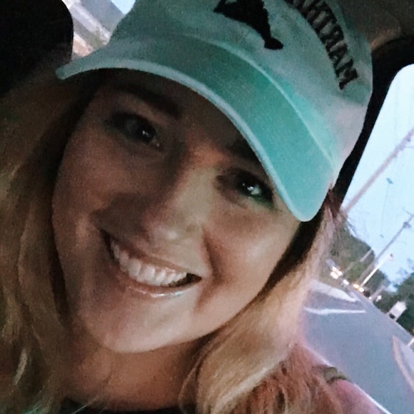 Meet the Posher! Meghan Lucy 🌻🌊🐚 - Picture 4 of 8