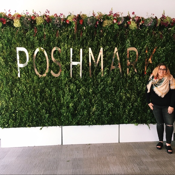 Meet the Posher! Meghan Lucy 🌻🌊🐚 - Picture 2 of 8