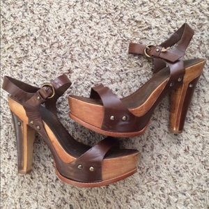 LLeather and wood peep toe platform sandal