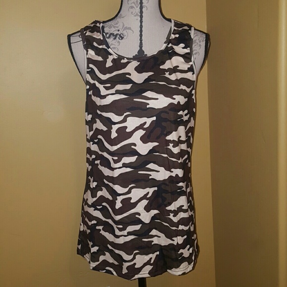 Tops - 🍒🍒Darling stretchy camo tank