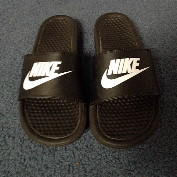 ❌SOLD❌ Nike Flip Flops - Picture 2 of 2