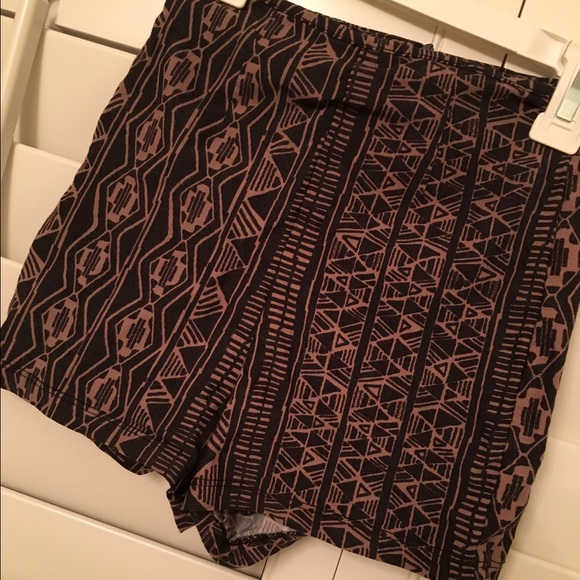 Tight high-waisted aztec shorts