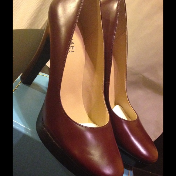 Michael Kors Shoes - Great NEW pair of Michael Kors high heel pumps.