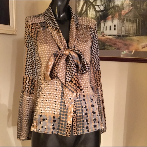 Sofisticated multi-colored top.