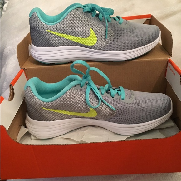 Tennis shoes