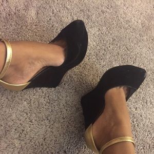 Size 5.5 gold and black wedges