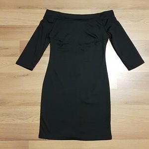 Black off-the-shoulder bodycon dress