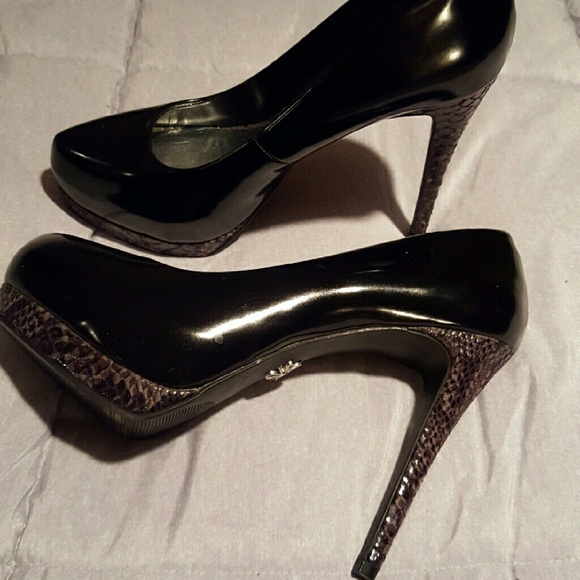 New simply vera wang patent leather heels