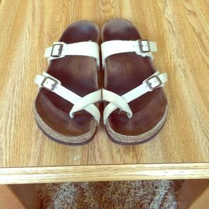 Pearl Birkenstocks, Mayari