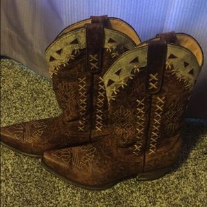 Women's boots size 9