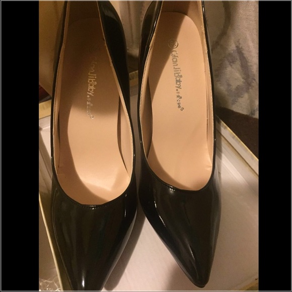 Black pumps