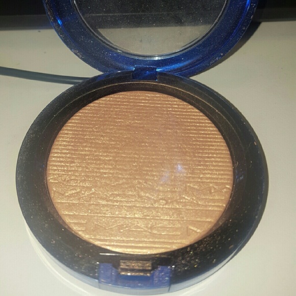 MAC Magic of the Night Shaft of Gold Highlighter