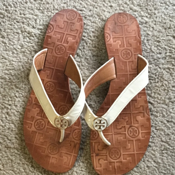 Flip flops beige patent leather