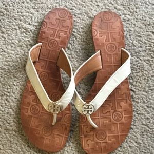 Flip flops beige patent leather