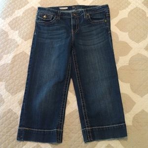 Cute crop jeans with contrast stitching.