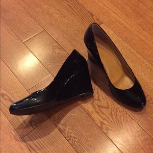 Like new j crew black patent wedges