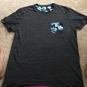 Men's large pocket tee