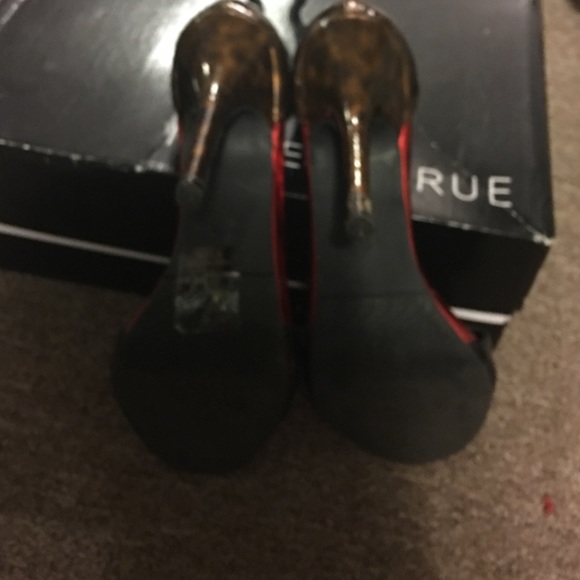 Strappy heel by shoe dazzle . Size 6.5 - Picture 4 of 4