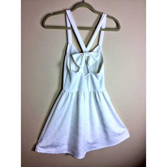 🌸 All White Dress w/Beautiful Bow on the Back 🌸 - Picture 1 of 4
