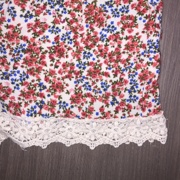 Flowy floral lace shorts - Picture 2 of 3