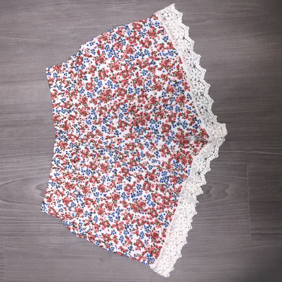 Flowy floral lace shorts - Picture 3 of 3