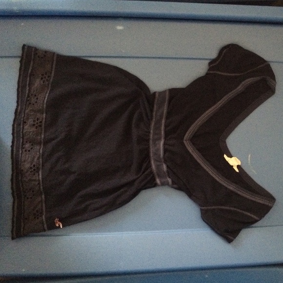 V neck Hollister shirt short sleeve
