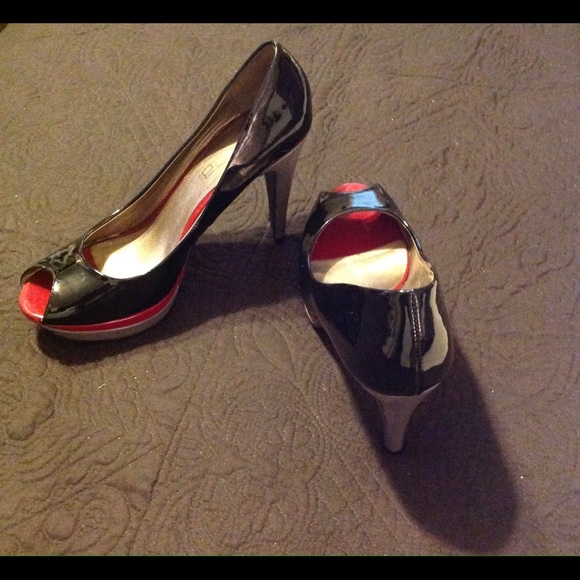 Peeptoe Pump with Two-color Platform - Picture 4 of 4