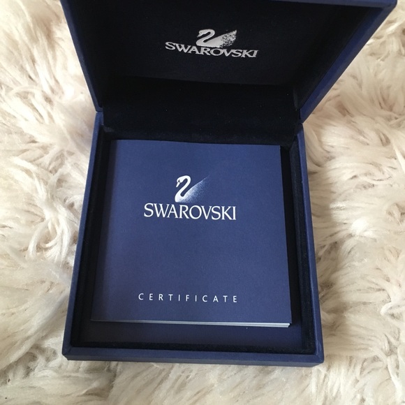 Elegant Swarovski Starfish Necklace with Pearls - Picture 3 of 3