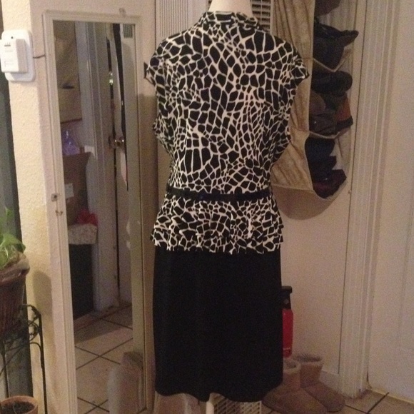 Beautiful peplum Dress - Picture 3 of 4