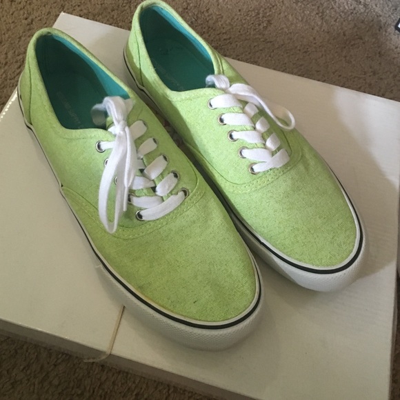 Green Mossimo canvas sneakers