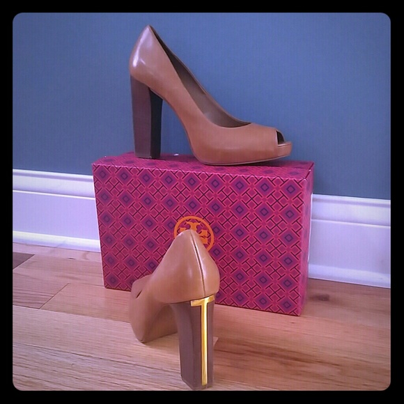 10.5 Tory Burch Jackie tan Leather Peep toe Pumps