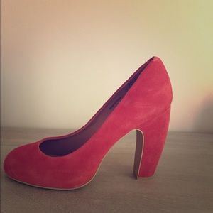 Pumps in strawberry red