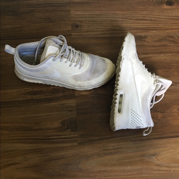 White nike shoes