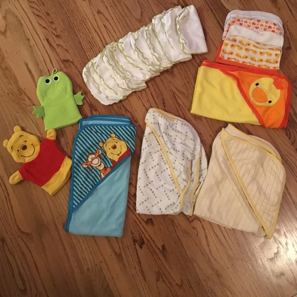 4 hooded bath towels and wash cloths