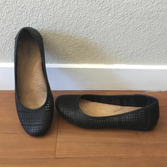 Size 8 black Croft & Barrow shoes with memory foam