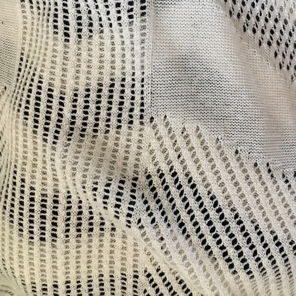 Top with thread back - Picture 2 of 2