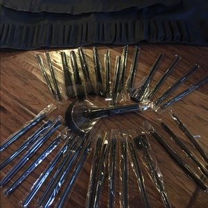New 32 Piece Brush Set
