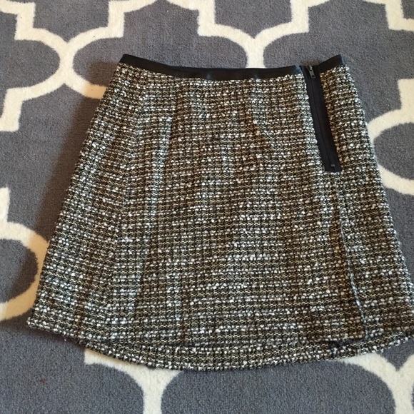 Boucle zipper front skirt