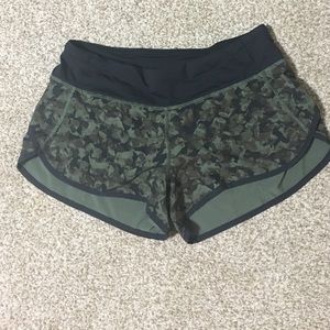 Lululemon speed short 4 way stretch size 6.
