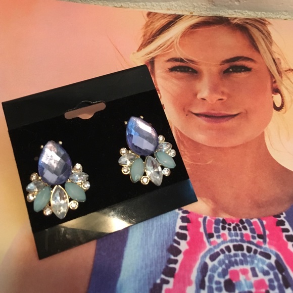 🎉SALE 🎉BOUTIQUE EARRINGS, cluster  w posts‼️FIRM